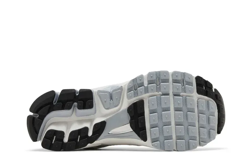 Підліткові кросівки Nike Vomero 5 GS 'Pure Platinum Metallic Silver'| HF6998-002 фото