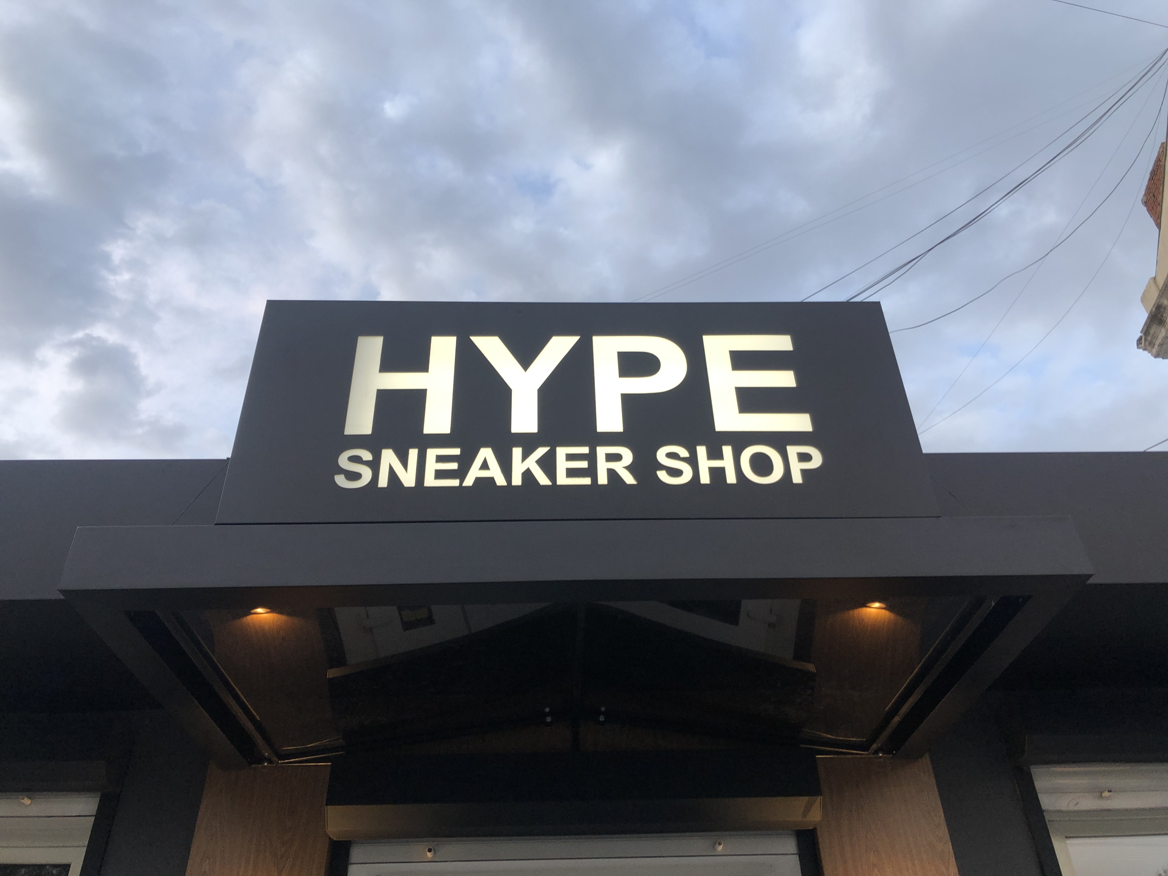 HYPESNEAKERSHOP Clothing Rack