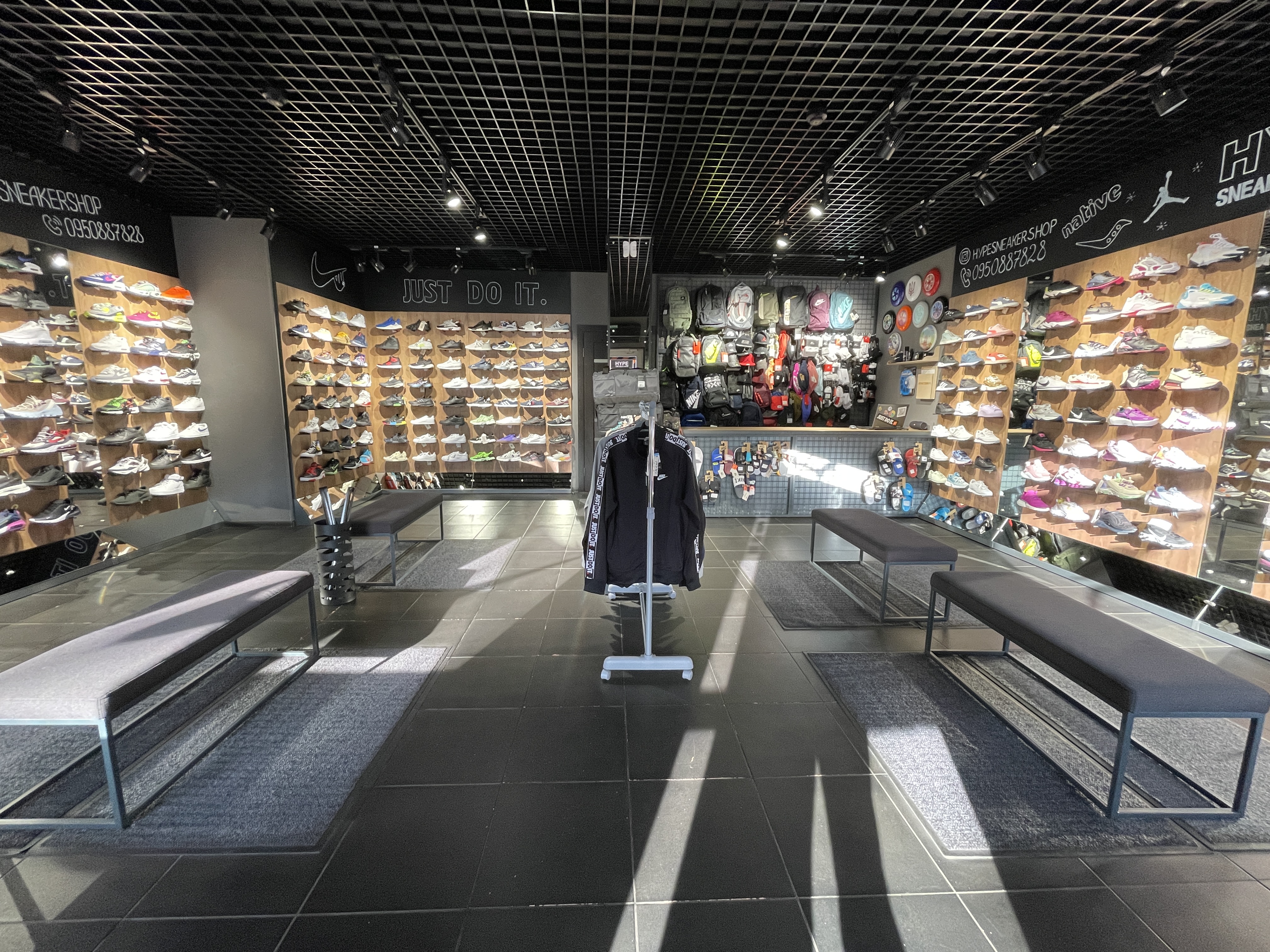 HYPESNEAKERSHOP Sneaker Wall