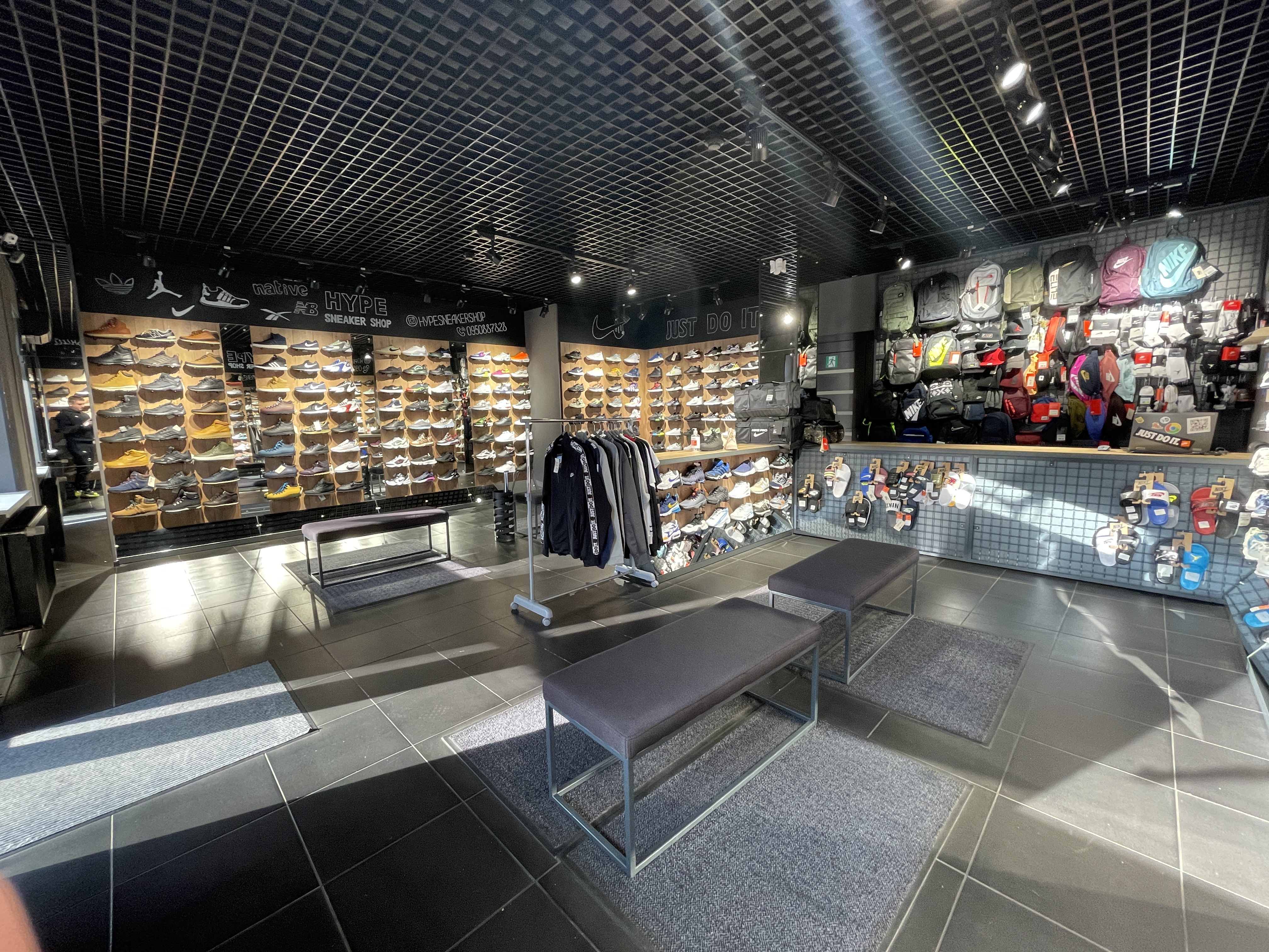HYPESNEAKERSHOP Retail Atmosphere