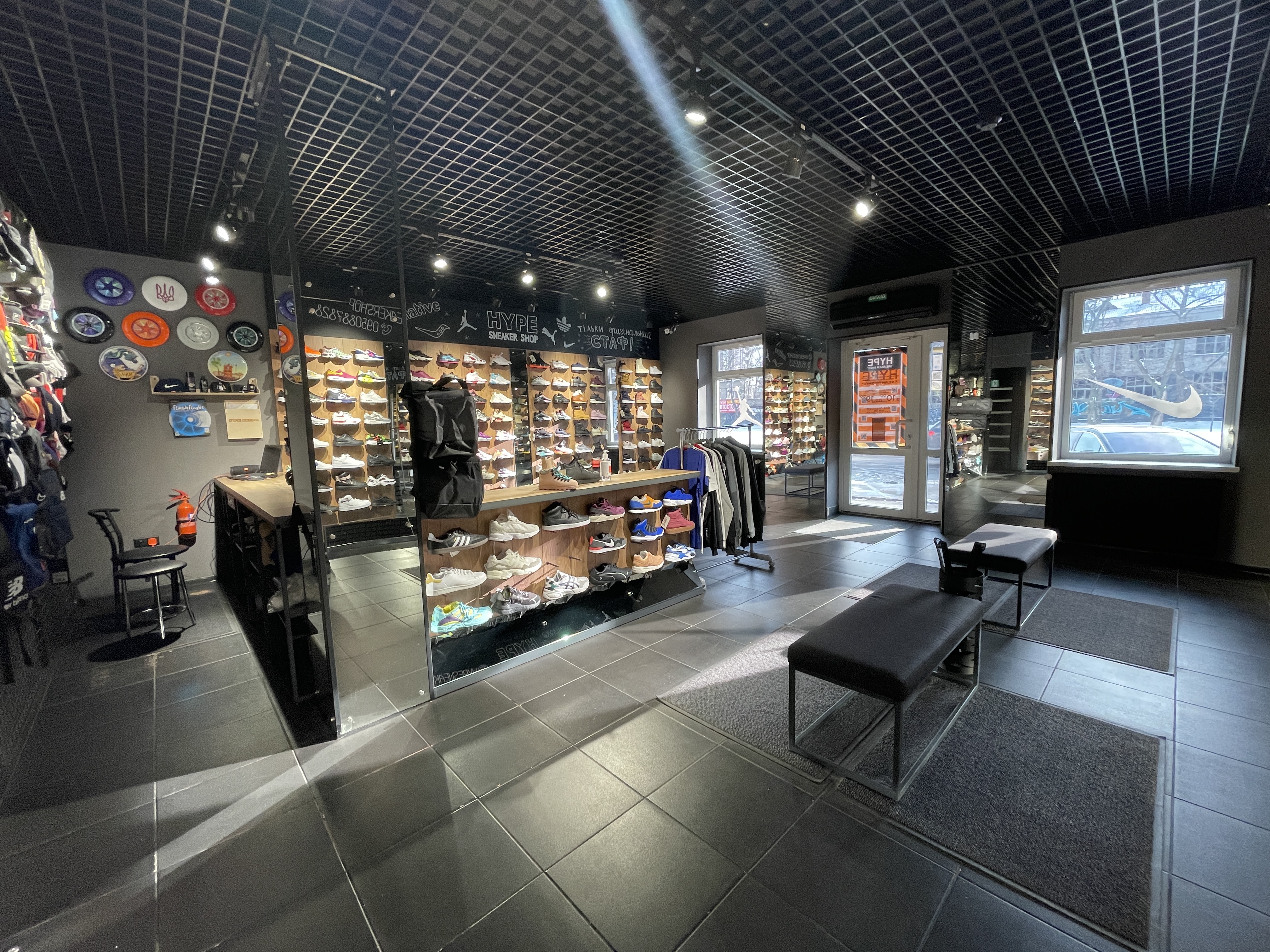 HYPESNEAKERSHOP Interior